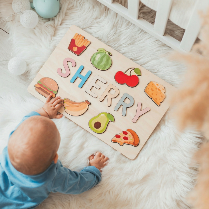Personalisiertes Baby-Namenspuzzle aus Holz mit Essen
