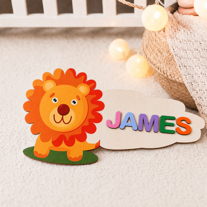 Holzpuzzle mit Babynamen und Cartoon-Motiv
