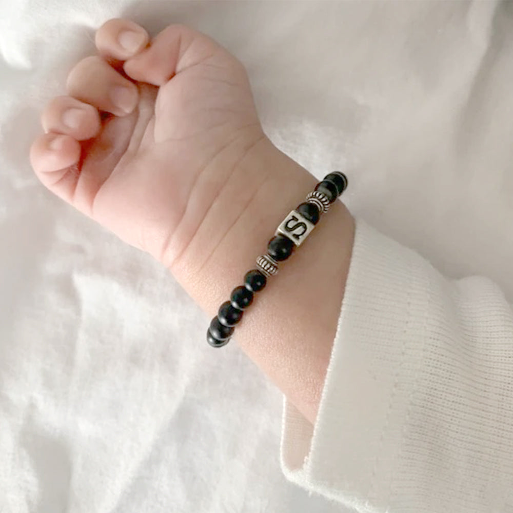 Personalisiertes Baby-Onyx-Armband mit einer Initialenperle