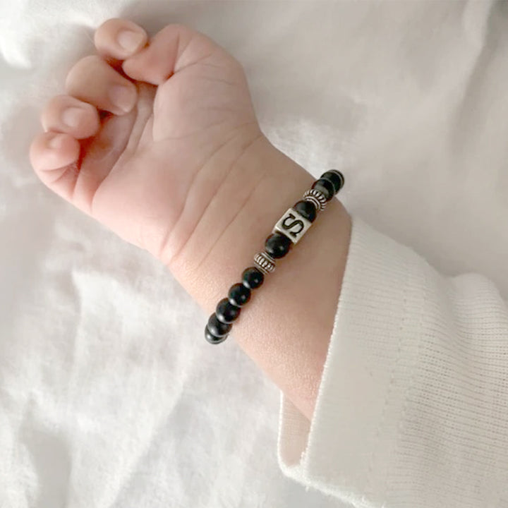 צמיד אוניקס לתינוק בהתאמה אישית עם חרוז ראשוני