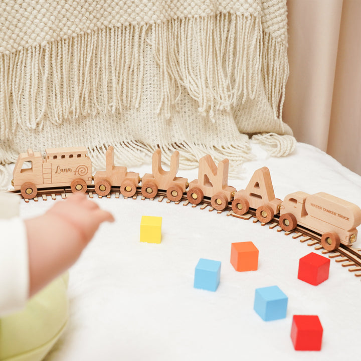 Personalisierte Holzlokomotive mit Kindername