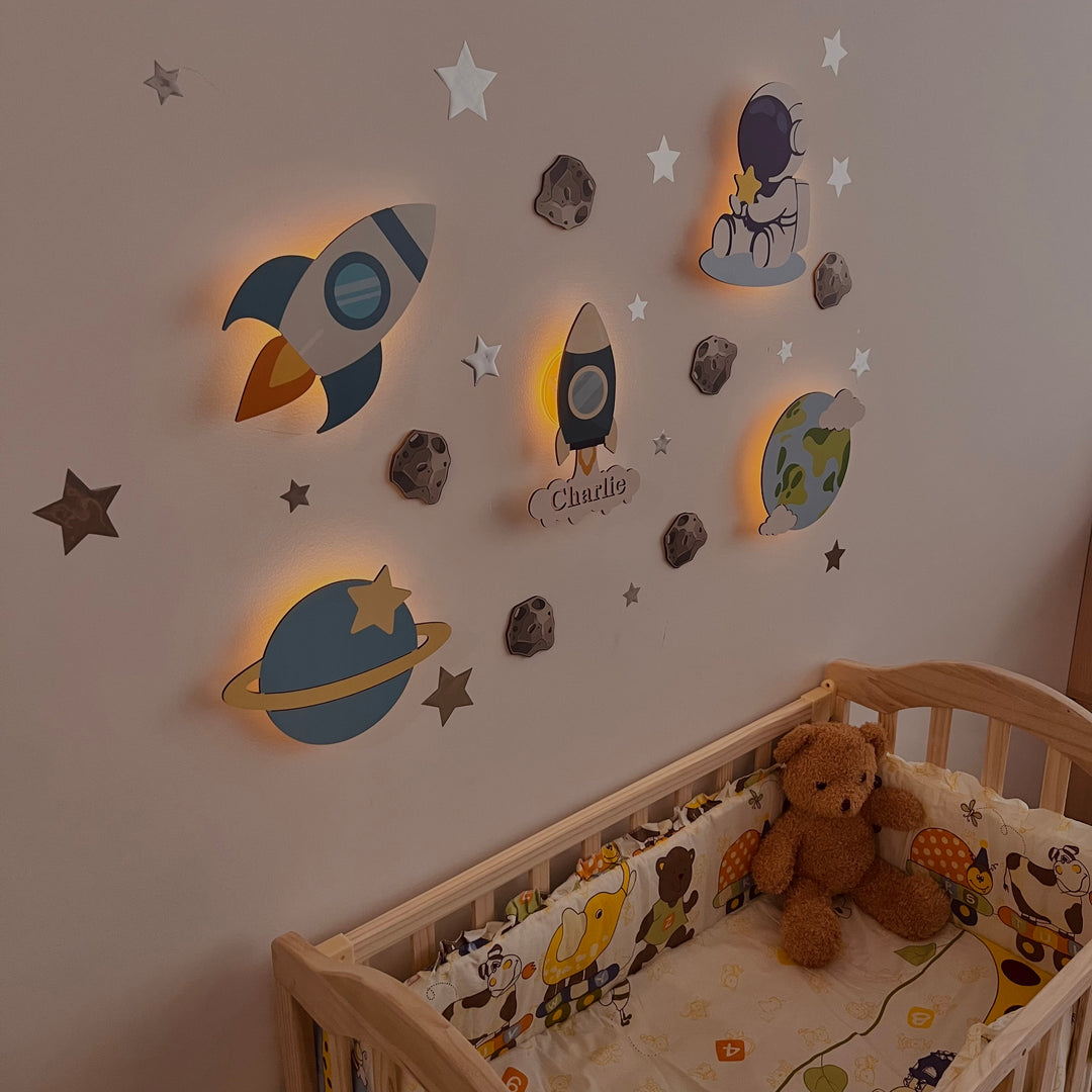 Juego de apliques de madera personalizados para habitación de bebé, modelo espacial