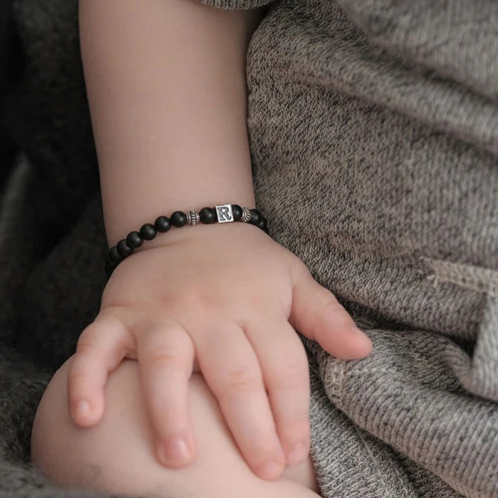Gepersonaliseerde Baby Boy Onyx armband met een initiële kraal