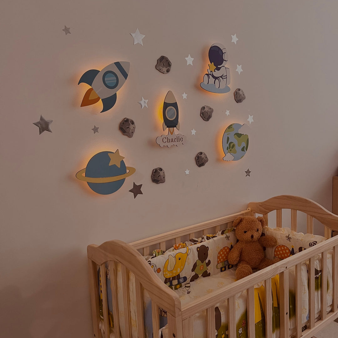 Spersonalizowany drewniany kinkiet do pokoju dziecięcego, model kosmiczny
