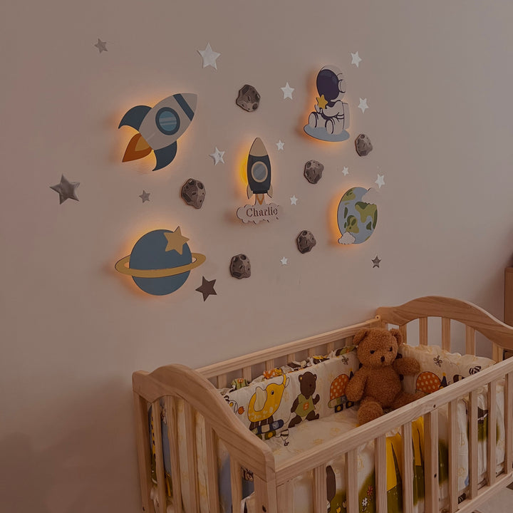 Personalisiertes Babyzimmer-Wandleuchten-Set aus Holz, Raummodell