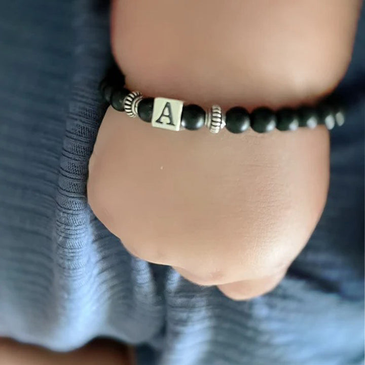 Personaliséiert Baby Boy Onyx Bracelet mat enger initialer Bead