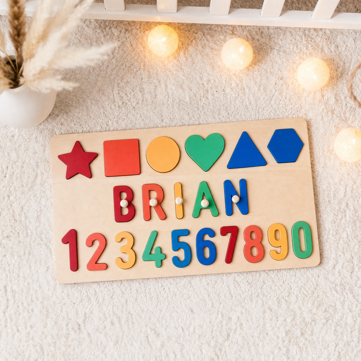 Personalisiertes Namenspuzzle aus Holz mit Zahlen und Formen