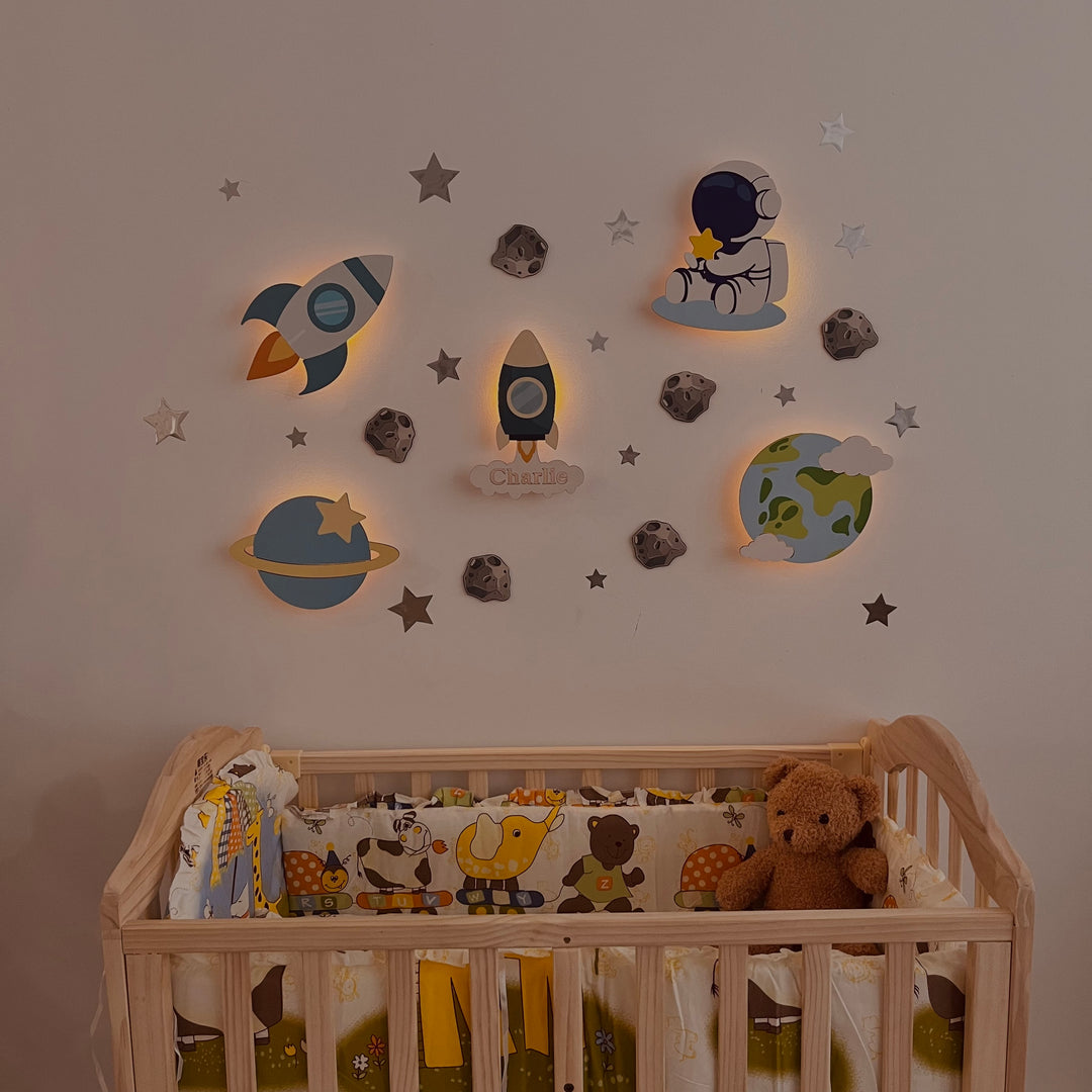 Lampada da parete personalizzata per cameretta del bambino in legno, modello Set-Space