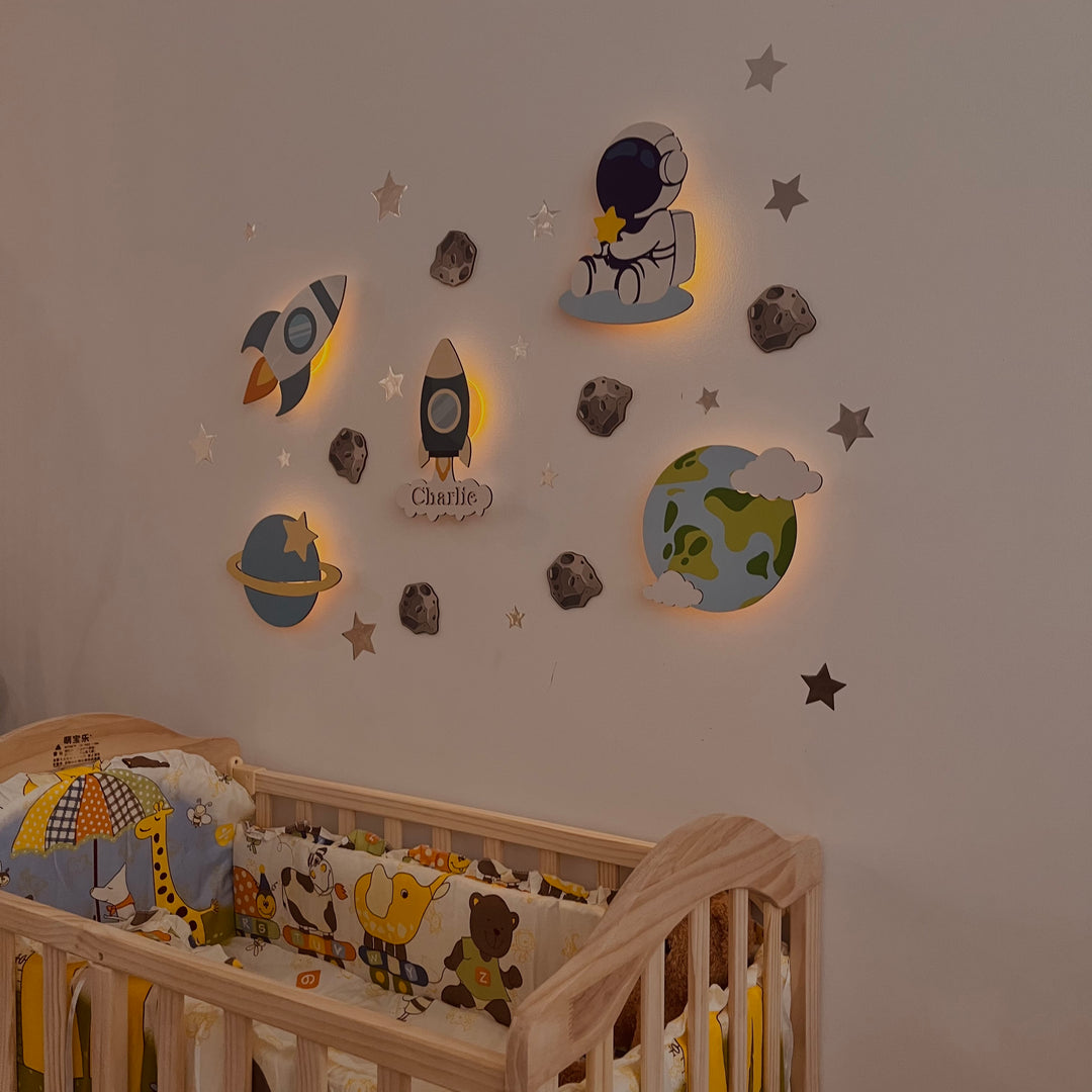 Lampada da parete personalizzata per cameretta del bambino in legno, modello Set-Space