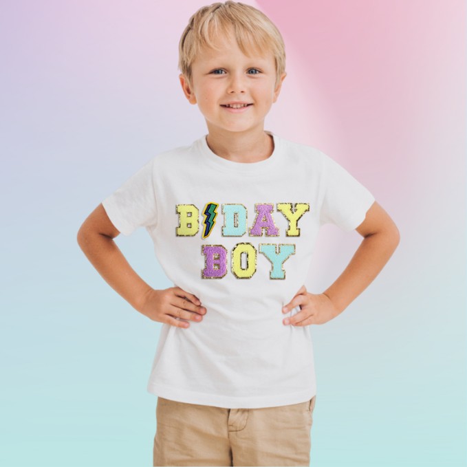 Camiseta com patch de aniversário personalizada para crianças