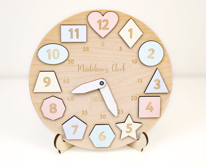 Ceas personalizat cu nume din lemn pentru copii