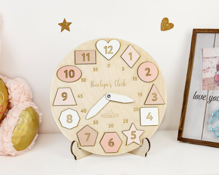 Spersonalizowany drewniany zegar z imieniem dla dzieci